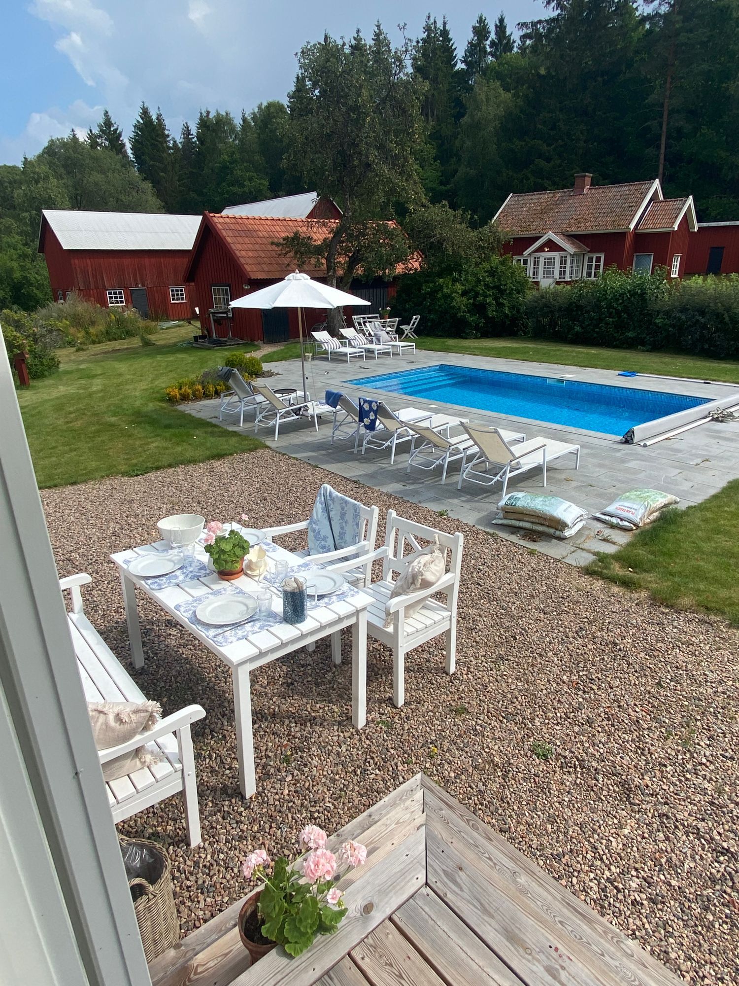 Privat sekelskiftespärla med pool och tennisbana – bild 8 av 24