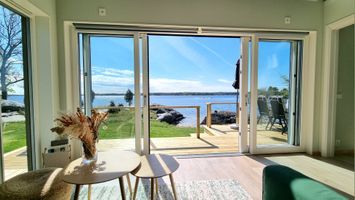 Modern stuga med egen sandstrand och lugnt läge