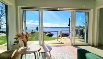 Modern stuga med egen sandstrand och lugnt läge