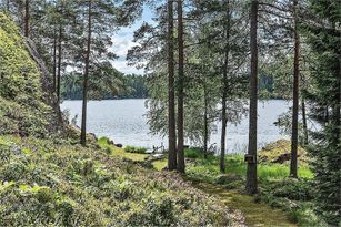 Idyllic lakeside location in the middle of nature!