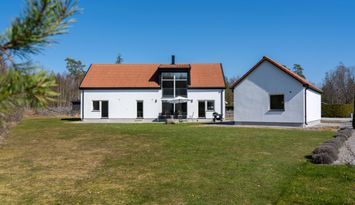 Modern villa med 10-12 bäddar i Tofta Gnisvärd