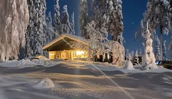 Timrad stuga vid skidspår i snösäkra Harsa/Järvsö