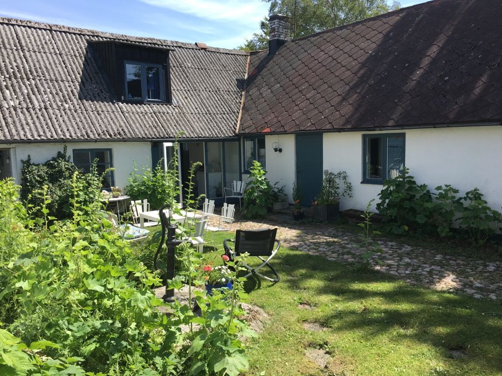 Fyrlängad gård mitt på Österlen – bild 2 av 16