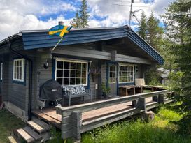Modern timbered mountain cabin in a good location!