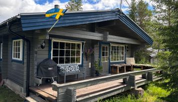Modern timrad fjällstuga i bra läge!