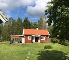 Välskött stuga ett stenkast från sjön Lelång