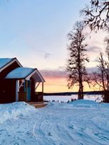 Bo med sjö- och fjällutsikt – året runt äventyr!