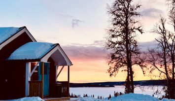 Bo med sjö- och fjällutsikt – året runt äventyr!