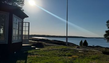 Egen udde med bastu, bryggor och magisk solnedgång
