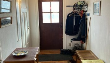 Hus vid Alvarets kant- fågelskådare