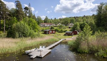 Sjötomt & bastu, mysig stuga 1 h till Stockholm