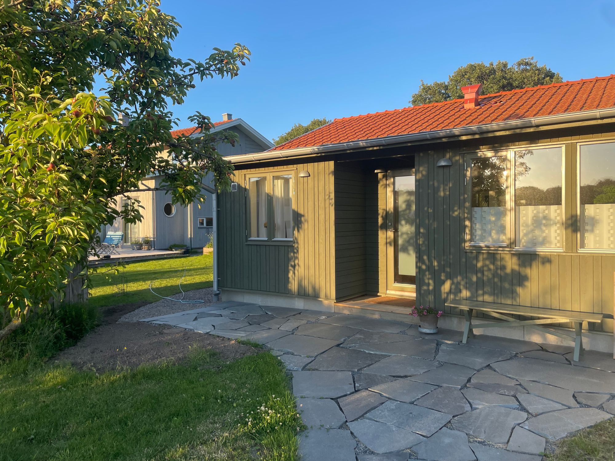 Mysigt hus på Brännö i Göteborgs södra skärgård – bild 2 av 9