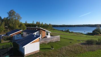 Arkitektritad villa med strålande sjöutsikt