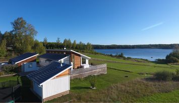 Arkitektritad villa med strålande sjöutsikt