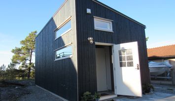 Nybyggd attefallsstuga nära hav och natur |SE09152