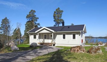 Modernt sommarhus med fin sjöutsikt