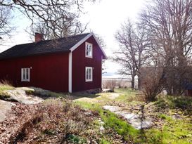 Röd stuga på Lindeborgs Eco Retreat och gård