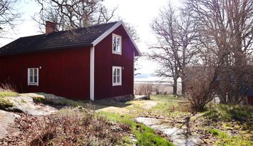 Röd stuga på Lindeborgs Eco Retreat och gård