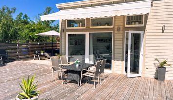 Modern stuga med pool nära köpingsvik