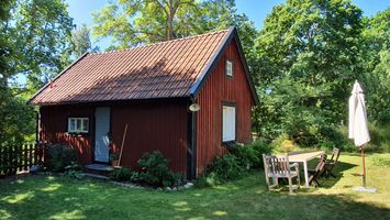 Bo bland ängar och ekar och bada i dricksvattenå