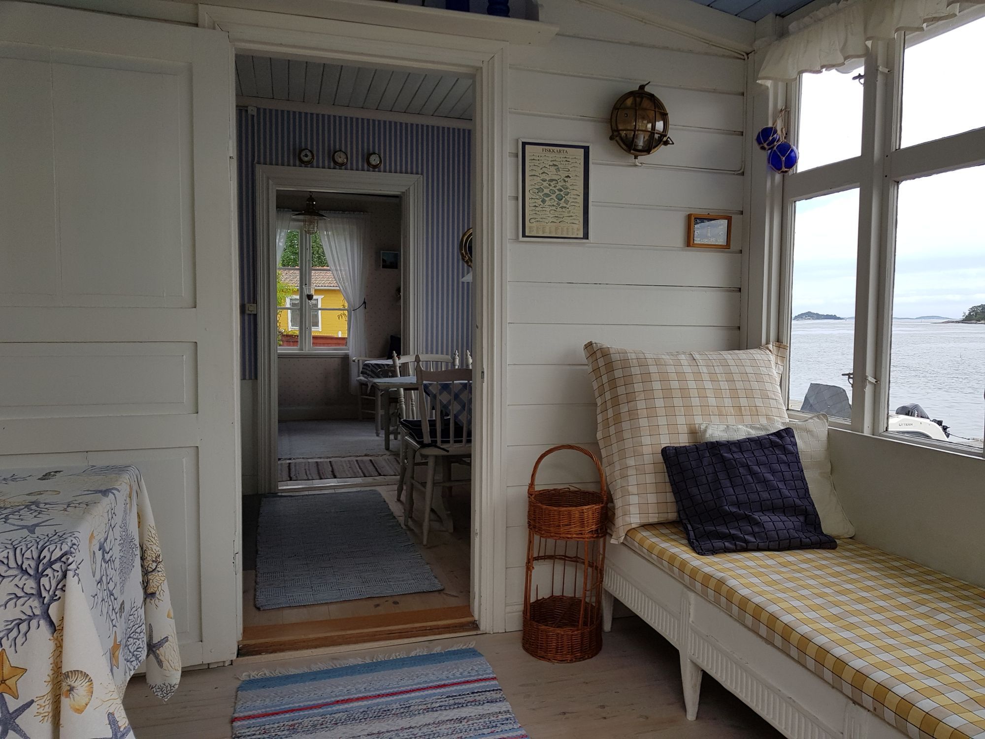Charmig Sjöstuga på Dalarö, vid havet, egen strand – bild 4 av 18