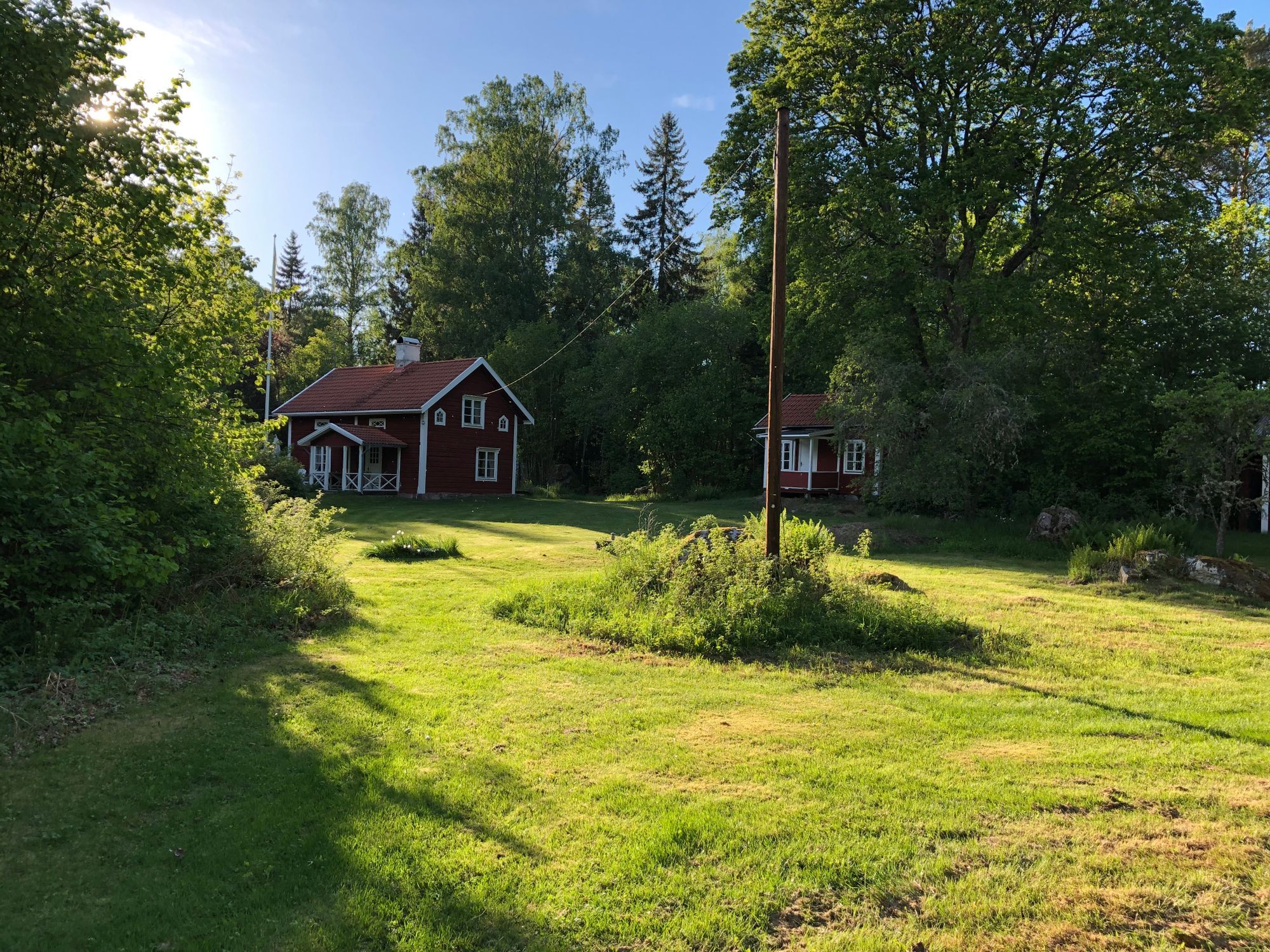 Stugor med 6+5 bäddar och egen sandstrand. – bild 2 av 7