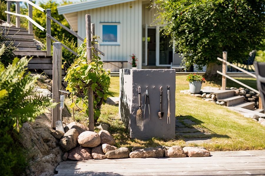 Makalöst vackert beläget fritidshus med gäststuga – bild 8 av 13