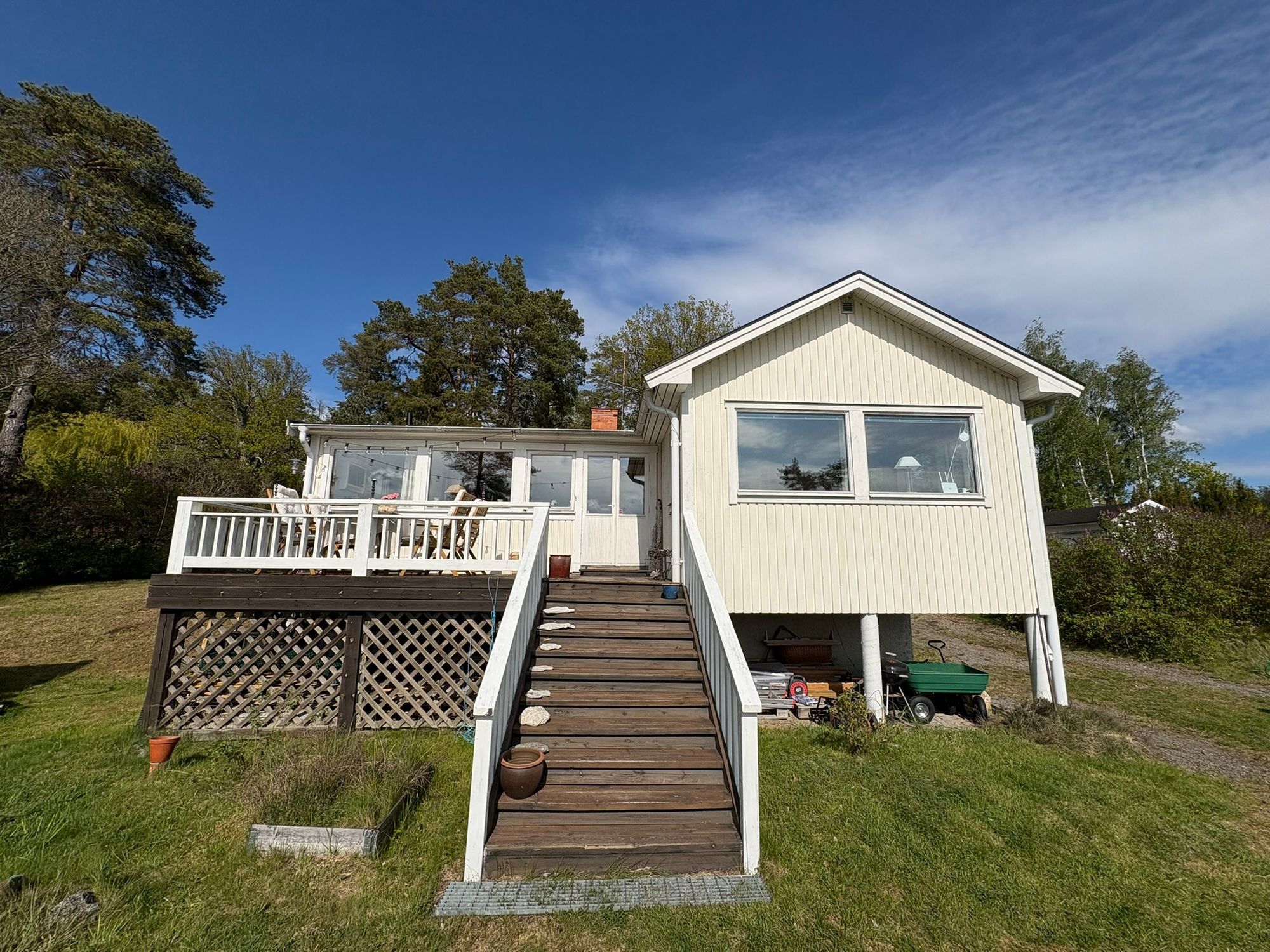 Sjötomt med egen sandstrand o brygga på Färingsö – bild 11 av 24