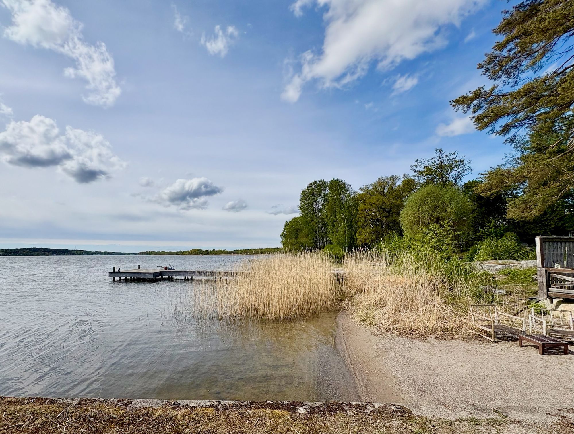 Sjötomt med egen sandstrand o brygga på Färingsö – bild 7 av 24