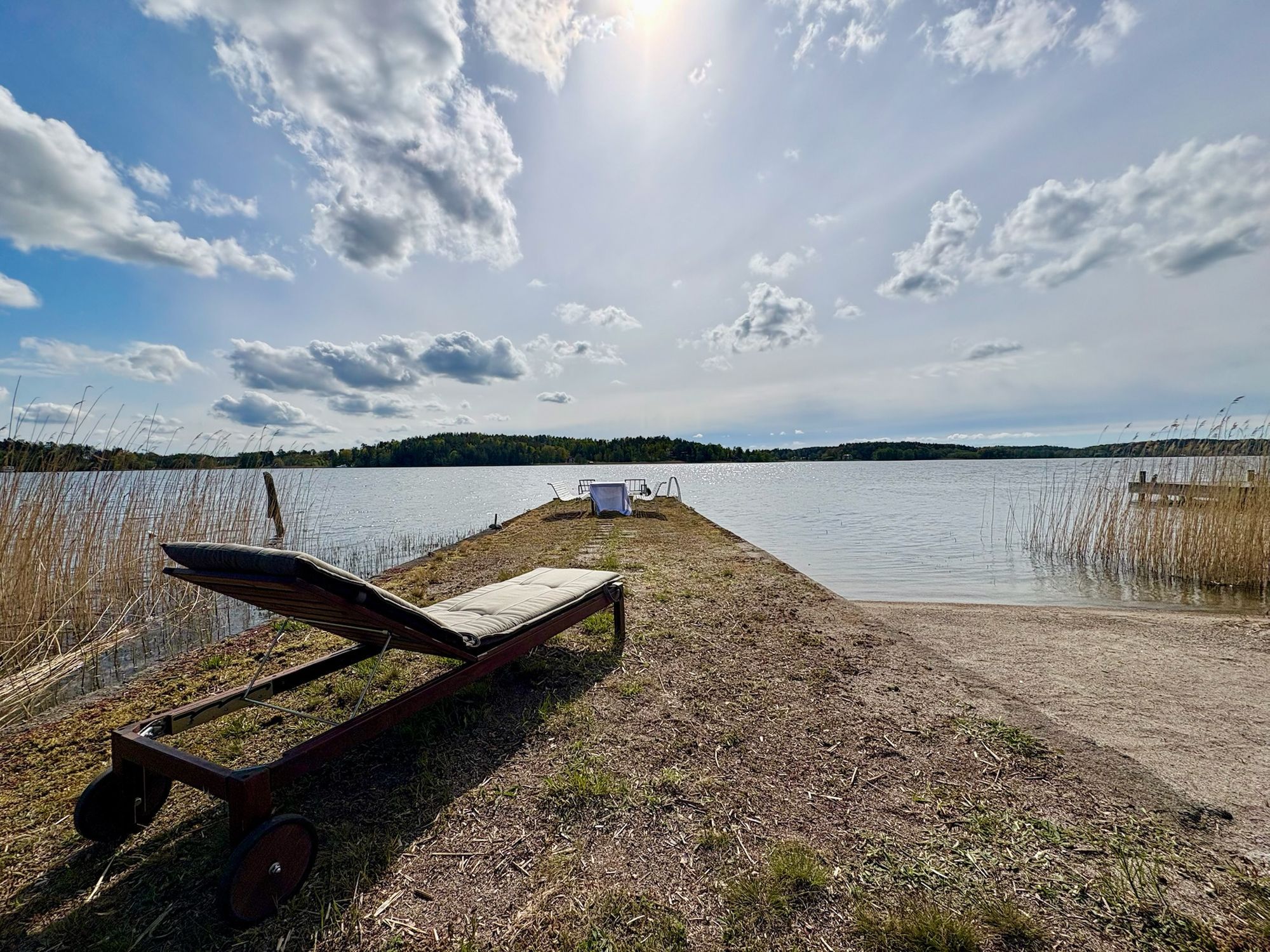 Sjötomt med egen sandstrand o brygga på Färingsö – bild 6 av 24