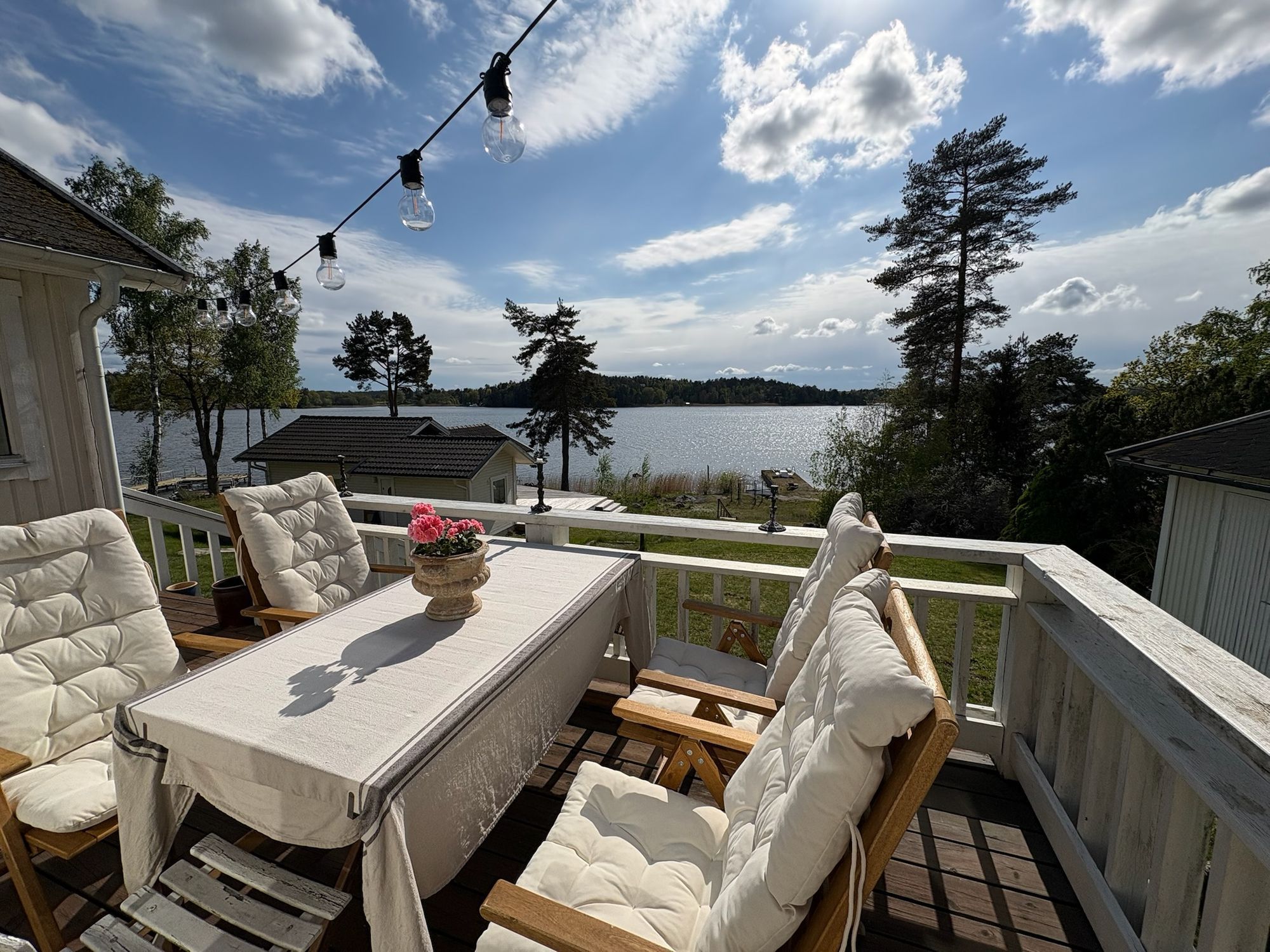 Sjötomt med egen sandstrand o brygga på Färingsö – bild 12 av 24