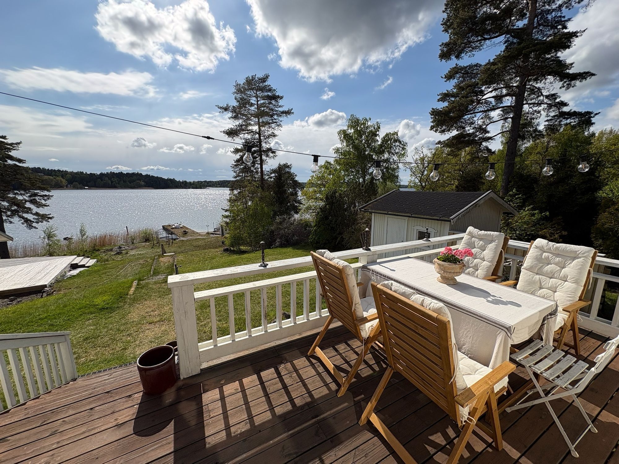 Sjötomt med egen sandstrand o brygga på Färingsö – bild 13 av 24