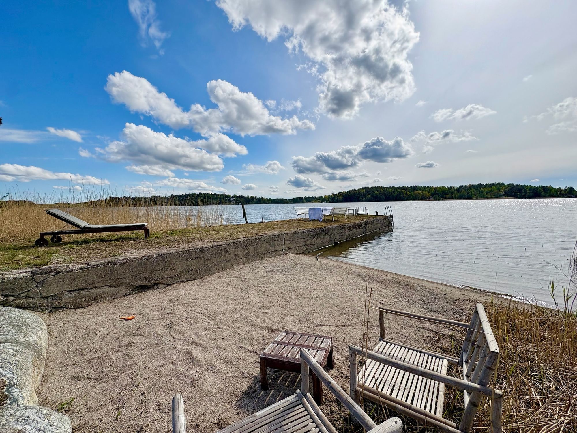 Sjötomt med egen sandstrand o brygga på Färingsö