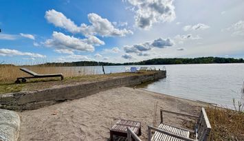 Sjötomt med egen sandstrand o brygga på Färingsö