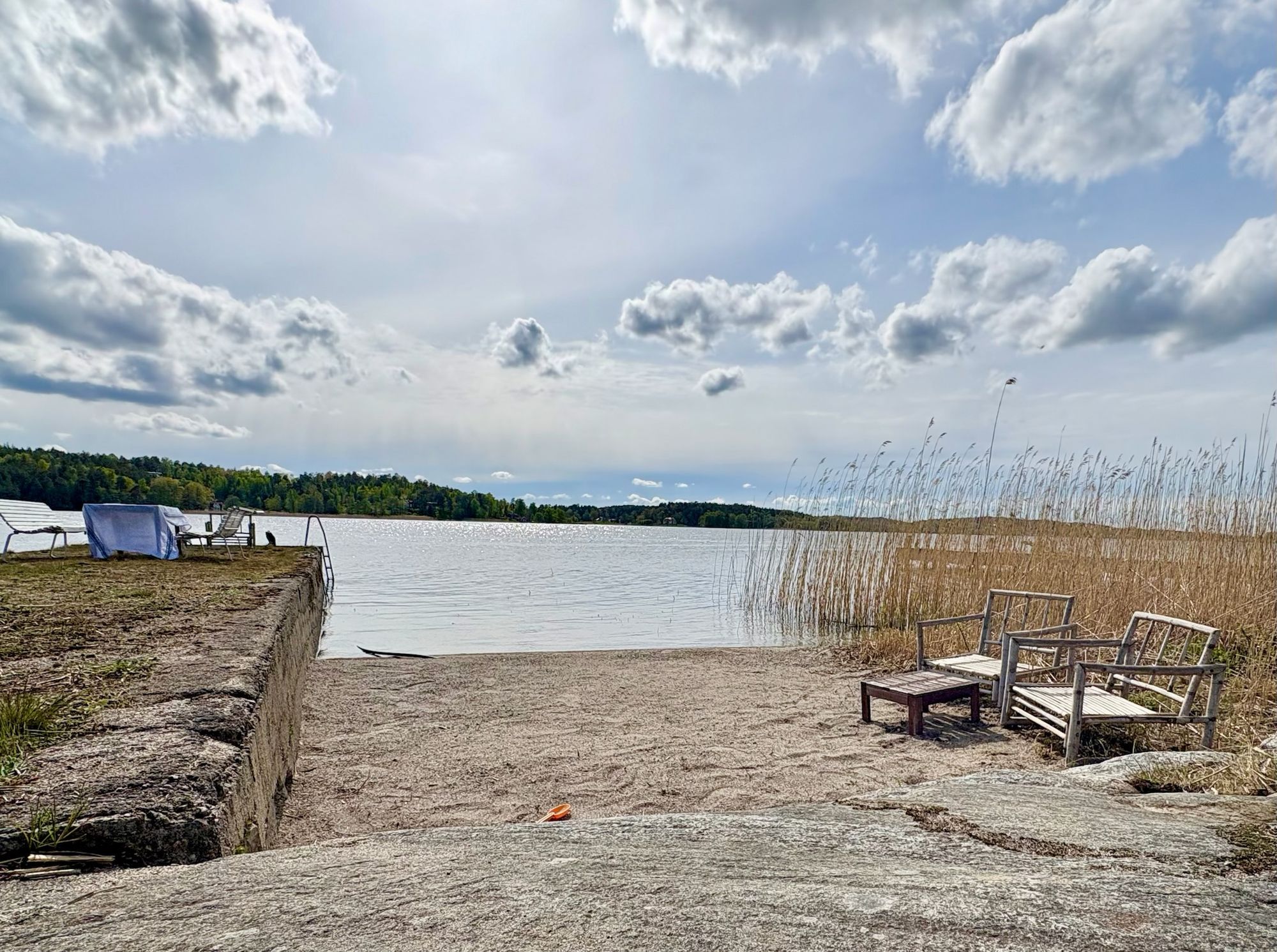 Sjötomt med egen sandstrand o brygga på Färingsö – bild 2 av 24