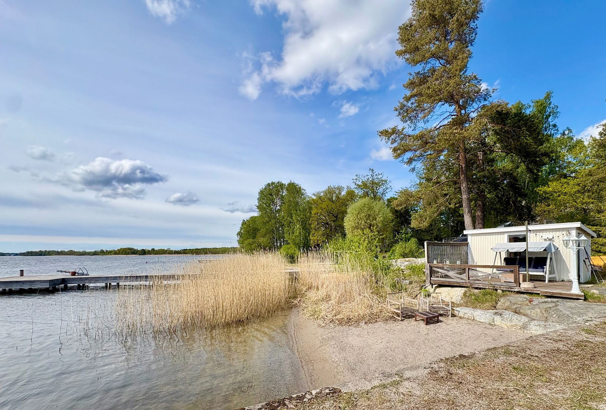 Sjötomt med egen sandstrand o brygga på Färingsö – bild 3 av 24