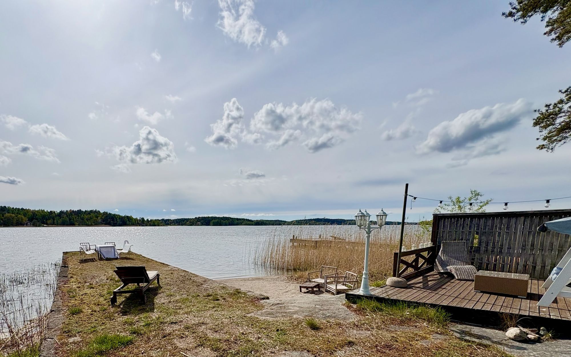 Sjötomt med egen sandstrand o brygga på Färingsö – bild 4 av 24