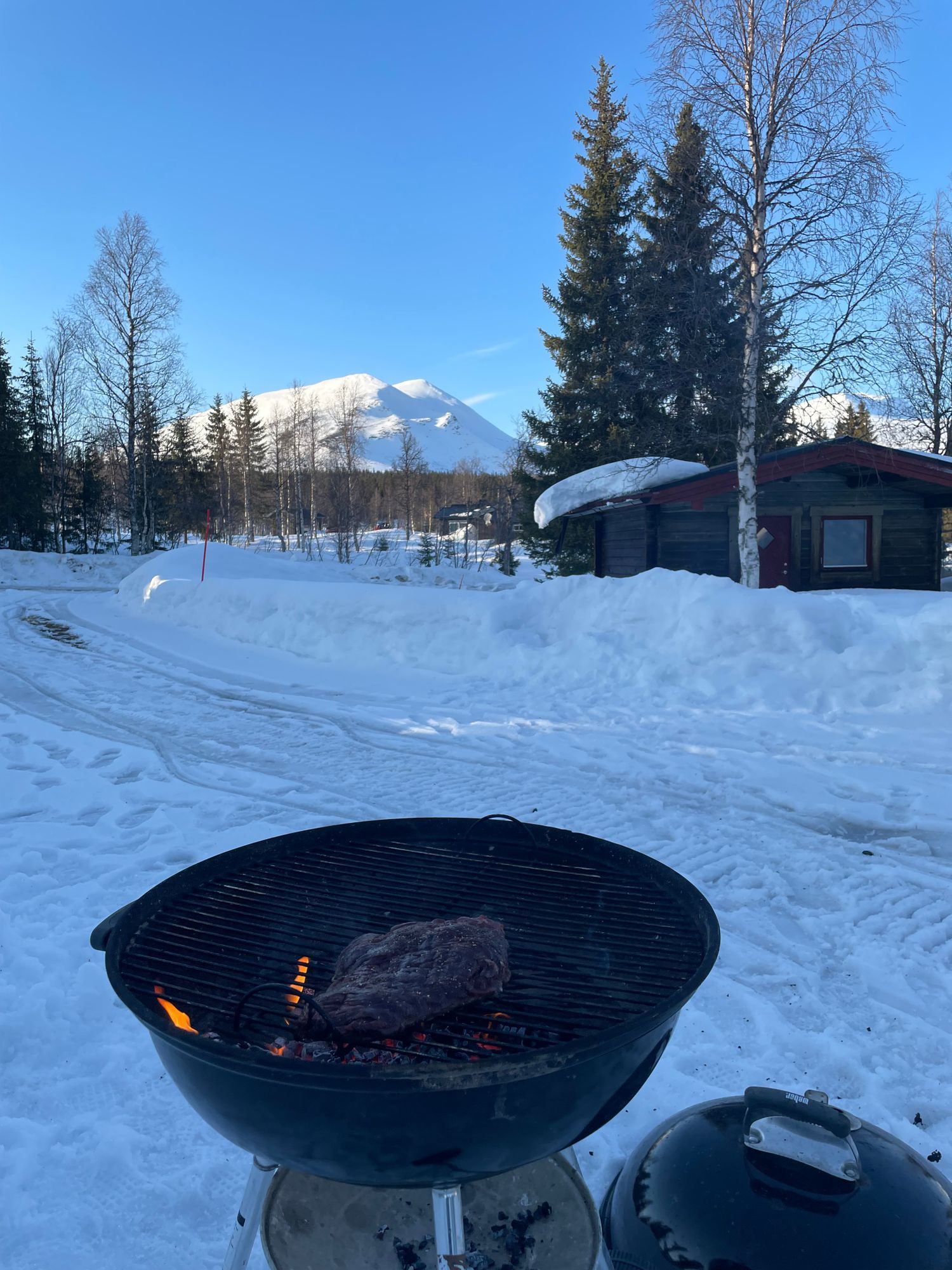 Mysig fjällstuga i bästa läge – bild 3 av 12