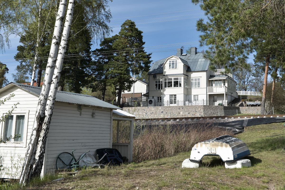 Sekelskiftesvilla med sjötomt, brygga & roddbåt