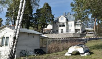 Sekelskiftesvilla med sjötomt, brygga & roddbåt
