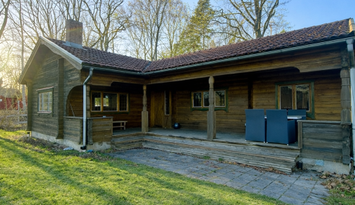 Sommarhus på Siarö med sjötomt, norr om Ljusterö