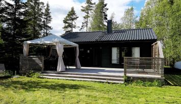 Charmig och modern stuga nära hav och natur