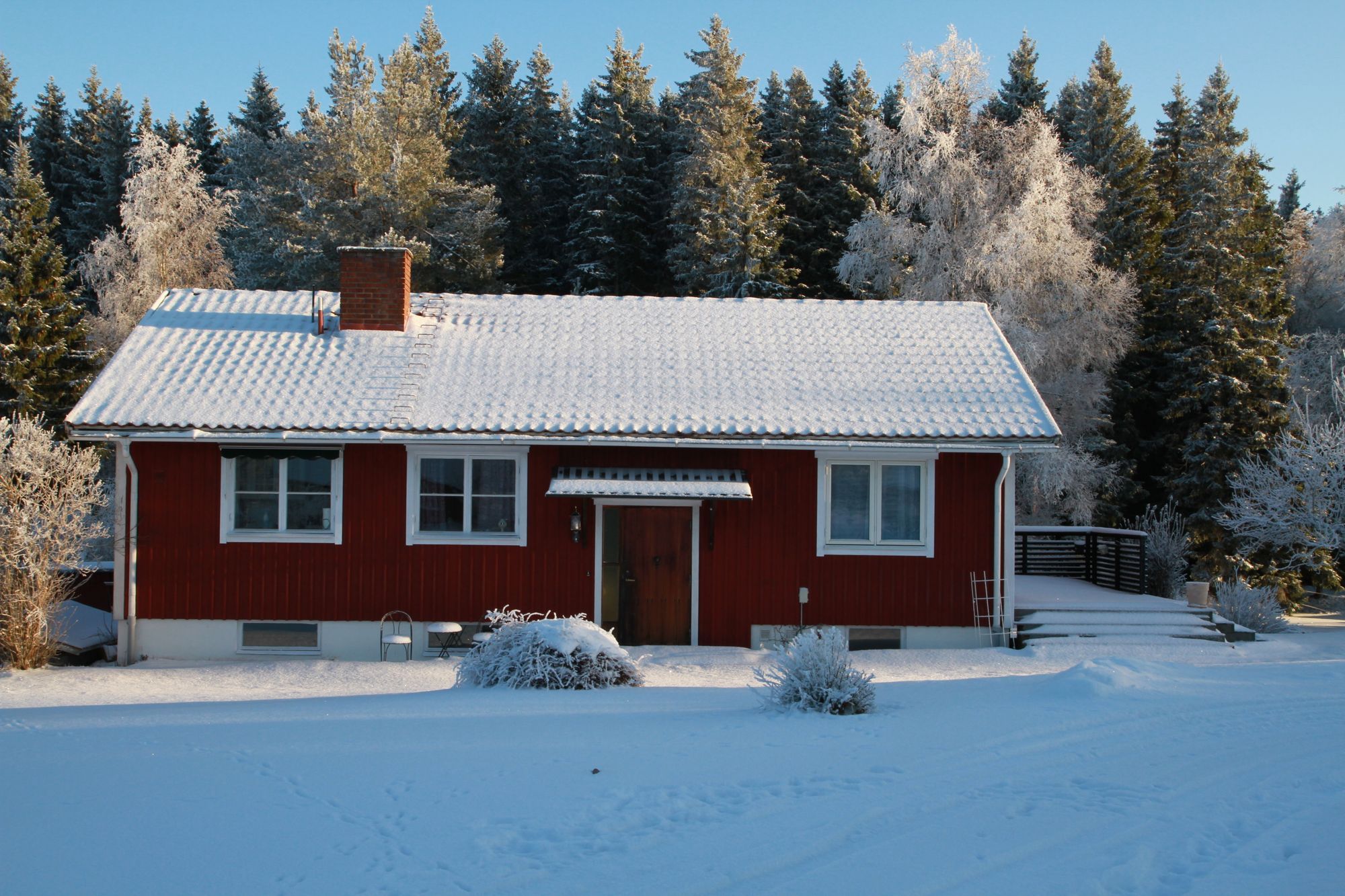 Rymligt hus på landet bredvid damm med egen brygga – bild 14 av 24