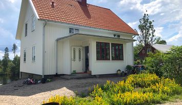 Hus med sjötomt och egen brygga