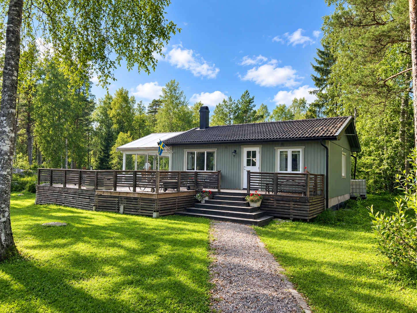 Sommaridyll nära bad och hamn – med privat jacuzzi
