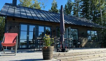 Idylliskt sommarhus på ö i skyddad skärgårdsmiljö