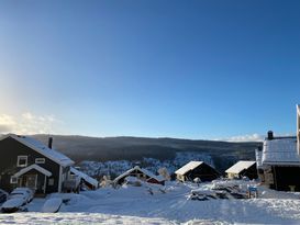 Ny lägenhet med stor terass mitt i backen.