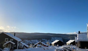 Ny lägenhet med stor terass mitt i backen.