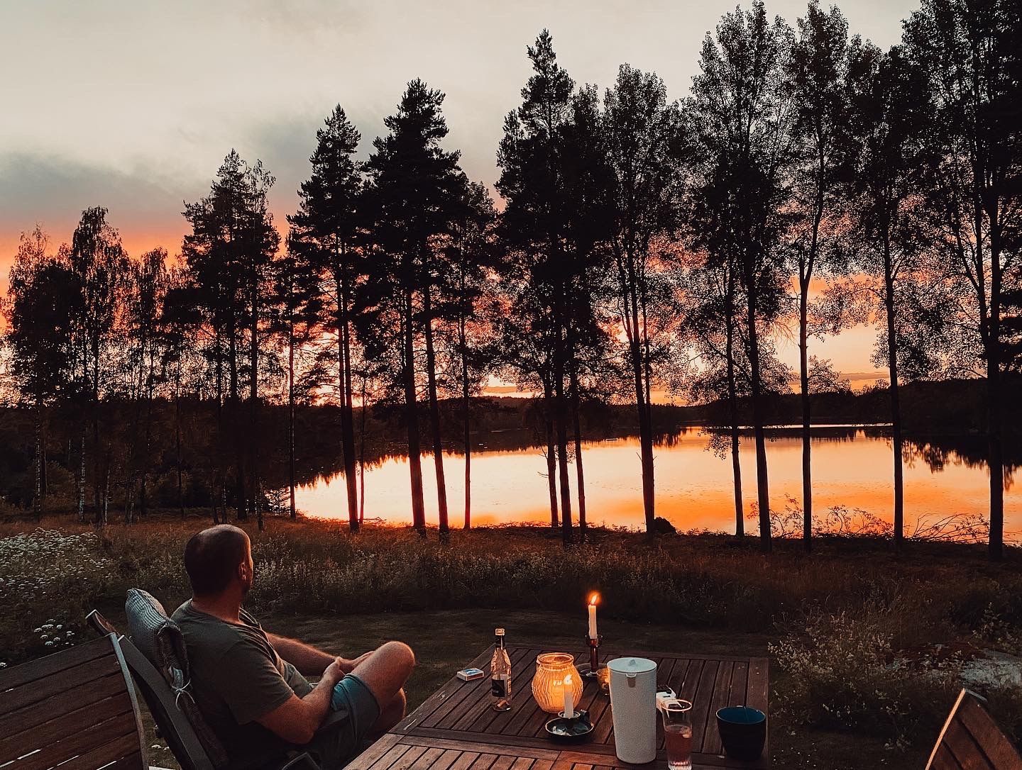 Idylliska stuga vid en sjö mitt i skogen – bild 10 av 24