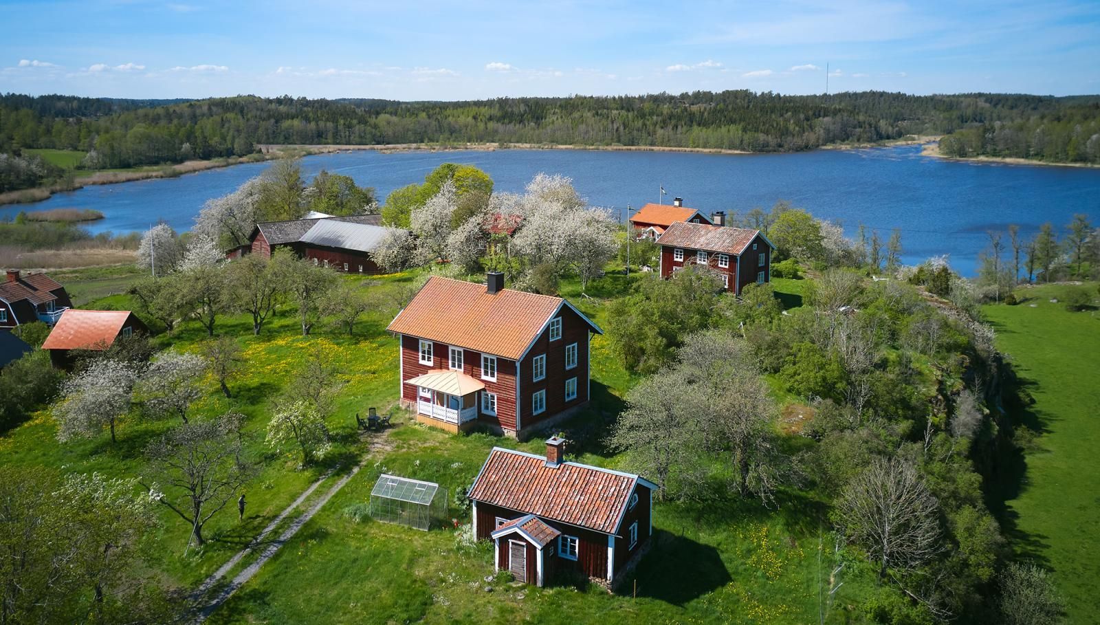 Mysigt lantligt 1800-talshus – bild 3 av 24